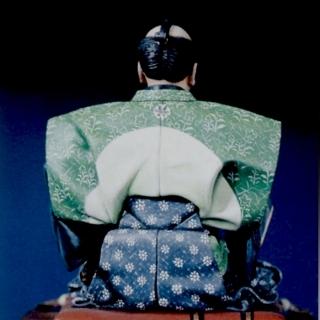 Samurai seduto con veste